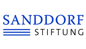 Logo der Sanddorf Stiftung mit blauem Schriftzug und drei blauen Linien